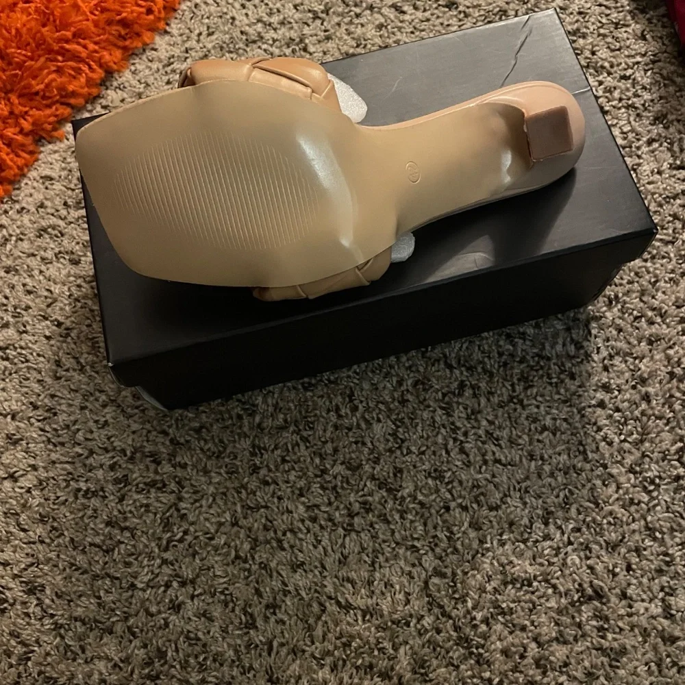 Tan heels - Picture 3 of 3